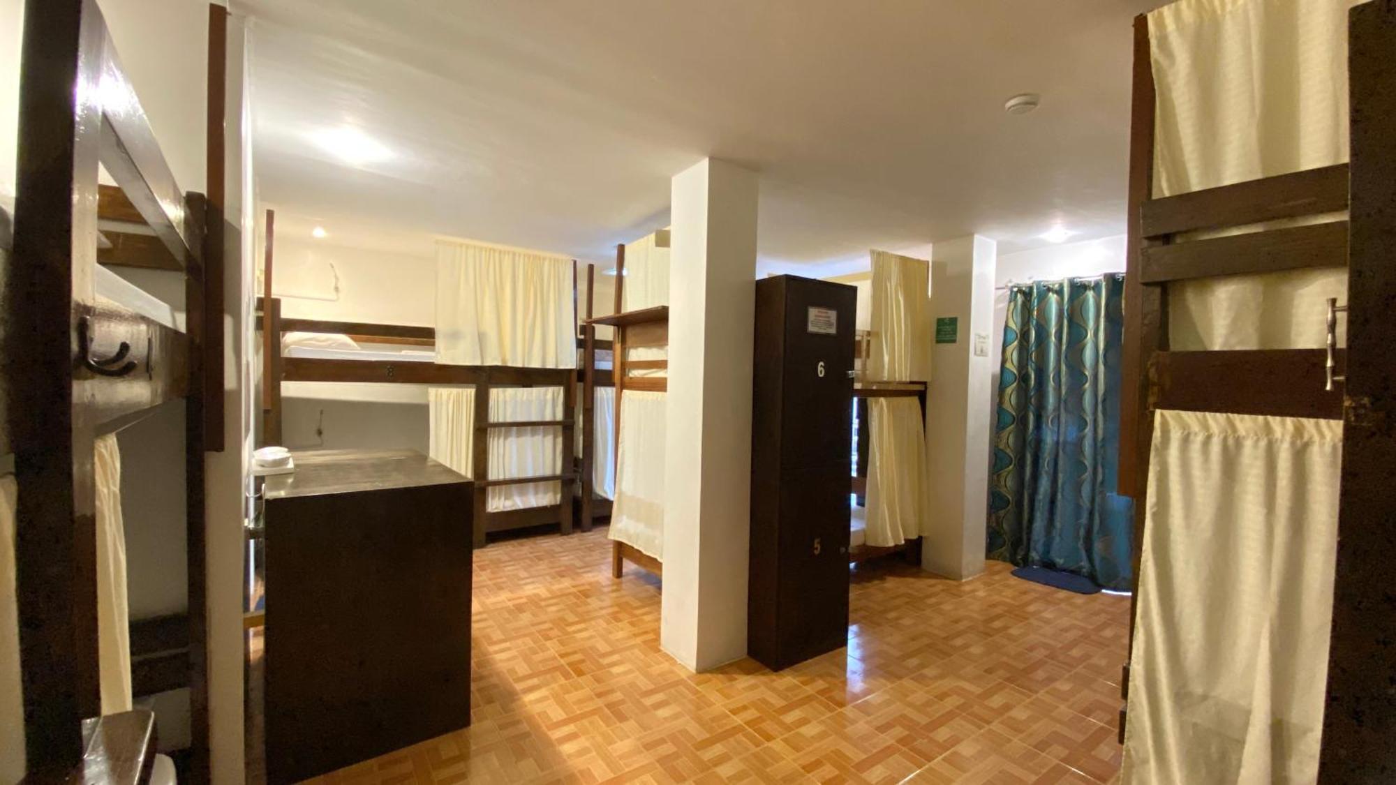 Chill Out Hostel Balabag  Bilik gambar